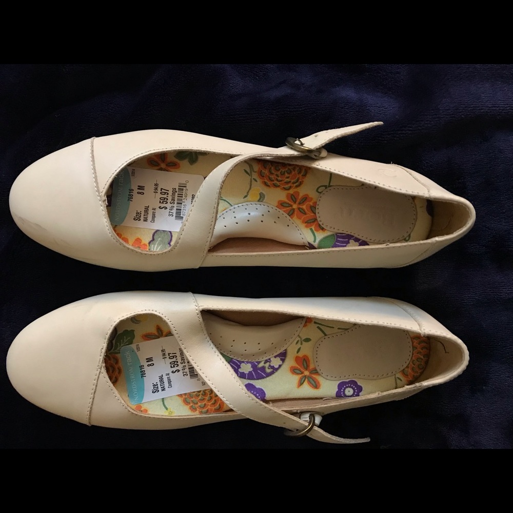 Born/Børn white-beige leather flats/dress shoes